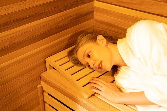 6 คน Red Cedar Wood เตาแบบดั้งเดิม เครื่องทำความร้อน ซาวน่าแห้งกลางแจ้ง การออกแบบที่ไม่ซ้ำใคร