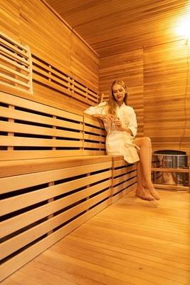6 คน Red Cedar Wood เตาแบบดั้งเดิม เครื่องทำความร้อน ซาวน่าแห้งกลางแจ้ง การออกแบบที่ไม่ซ้ำใคร